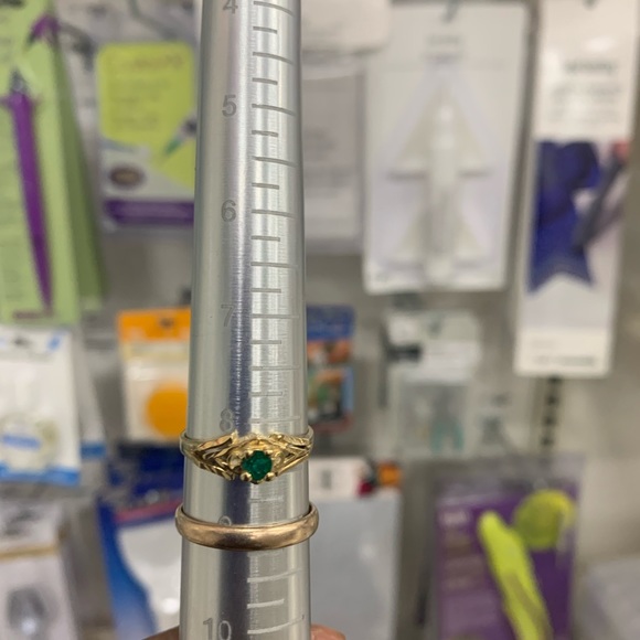 10K Gold ring with emerald stone - Picture 4 of 5